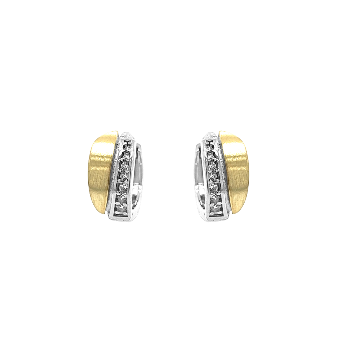 Deze 925 bicolor zilveren klapoorringen zijn onwijs solide gemaakt en hebben een schitterende uitstraling. Het vergulden gedeelte is fijn gematteerd en het zilveren gedeelte is glad gepolijst. De zirkonia stenen zijn briljant geslepen en geven deze klapoorringen de nodige schittering.