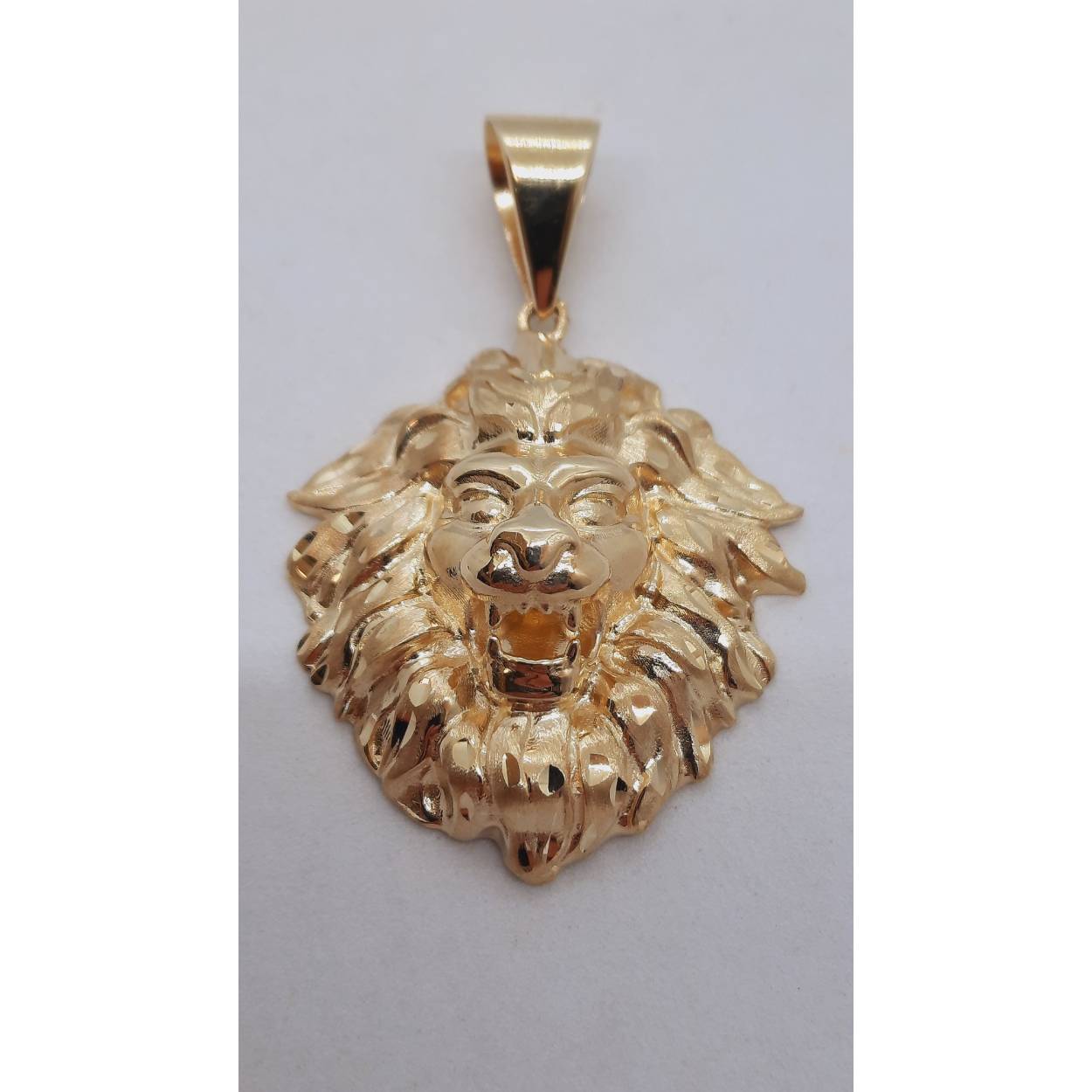 De Leeuw Hanger 14kt, model BREA-RDL-0004041, is een gouden hanger in de categorie juweel. Het heeft een glanzende afwerking en meet 50mm hoog en 31mm breed, met een gewicht van 7,92 gram. Gemaakt van 14 karaat goud. Draag het hangend aan een gouden ketting voor een stijlvolle en elegante uitstraling. Perfect voor elke gelegenheid.