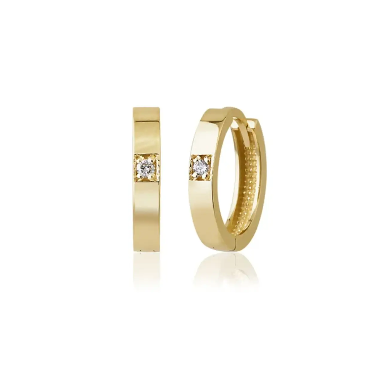 14 karaats gouden scharnier-creolen bezet met twee briljant geslepen diamanten. 0,05 caraat totaal.
Gewicht van de creolen: ca. 1,6 gram
Slijpvorm: Briljant
Kleur: Wesselton
Zuiverheid: SI
Gewicht: 0,05 caraat totaal