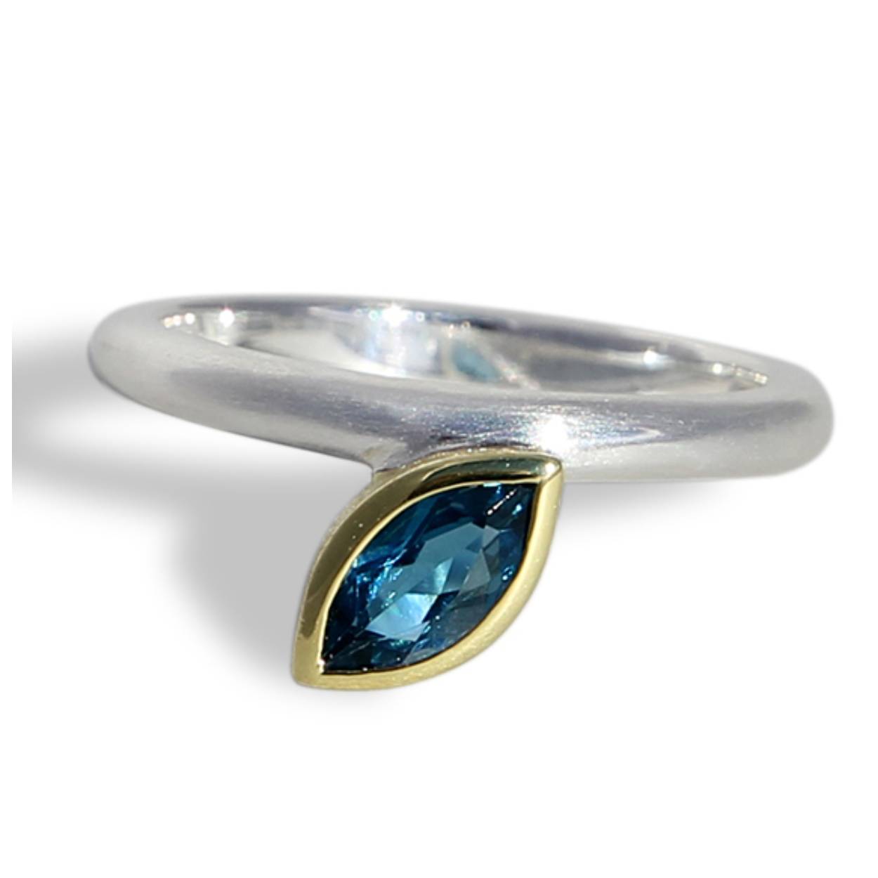 zilveren ring met vergulde zetting. Steen is topaas london blue