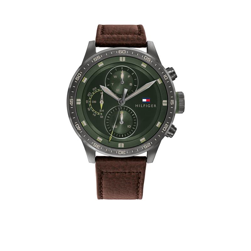 Dit mooie horloge van Tommy Hilfiger de TH1791809 is een horloge met een Quartz uurwerk. Het horloge heeft een diameter van 46 mm, en is 13 mm dik. De weergave van de tijd is Analoog. Verder is het horloge voorzien van een Mineraal horlogeglas. Het horloge is 5 bar (douchen) waterdicht, en heeft een band van Leder in de kleur Bruin