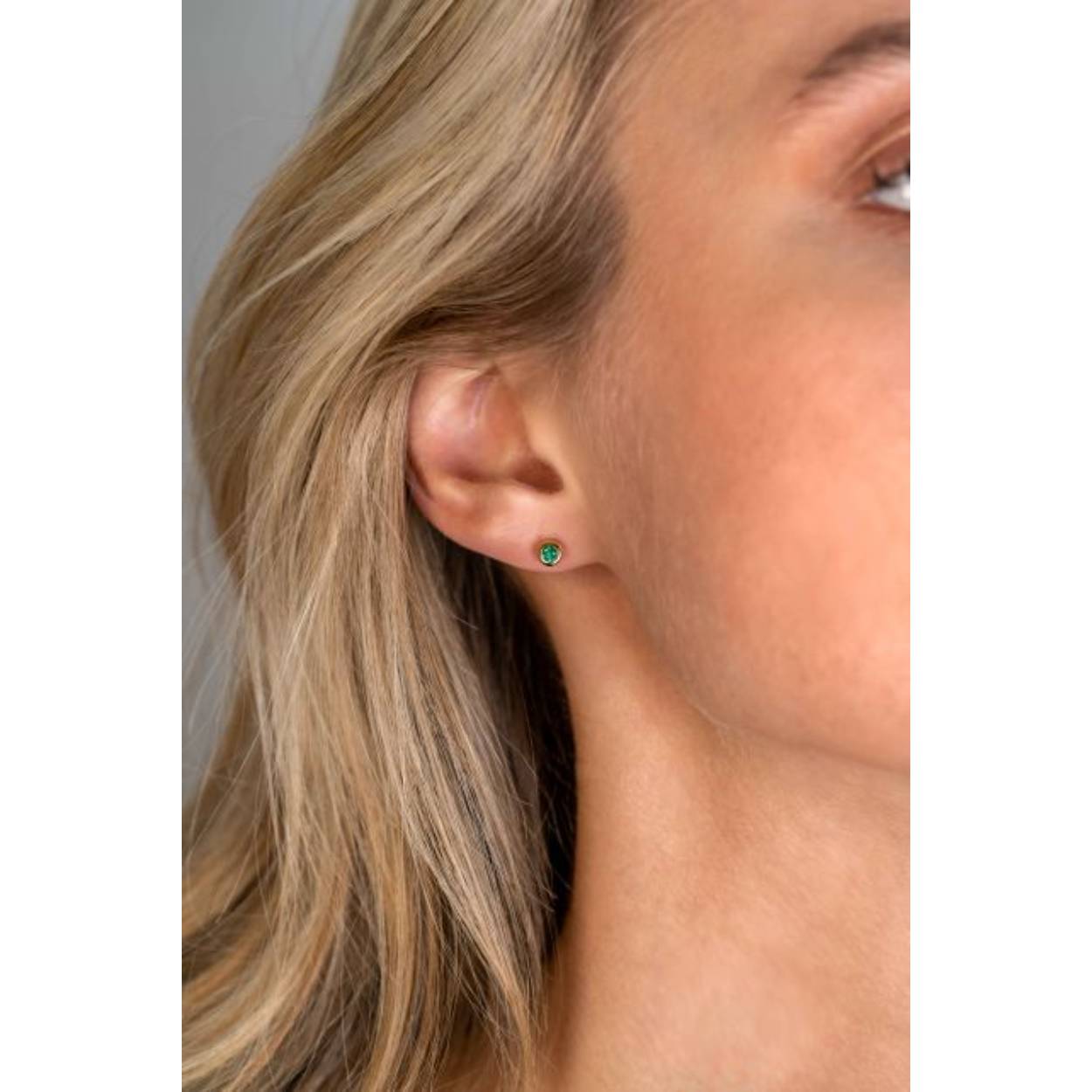 BIRTHSTONE zilveren oorknoppen 4mm MEI, staan symbool voor iemand die in de maand mei is geboren. In mei is de geboortesteen 'groen smaragd zirconia'. Iedere geboortesteen heeft haar eigen betekenis. De oorsieraden zijn vervaardigd van eerste gehalte zilver (925) en voorzien van een extra rodiumlaag voor een langdurige glans.