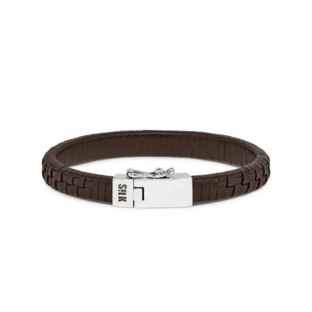 Deze hand gevlochten lederen armband met zilveren slot heeft een gedetailleerd donkerbruin gevlochten lederen armband. De leren armband volgt hetzelfde patroon als de vlechtstructuur van de zilveren armbanden uit de double linked collectie. Daarom combineert deze mooie armband ook erg goed met een zilveren armband uit de double linked serie. Door het zachte soepele leer valt deze leren armband lekker om jouw pols en draagt prettig.