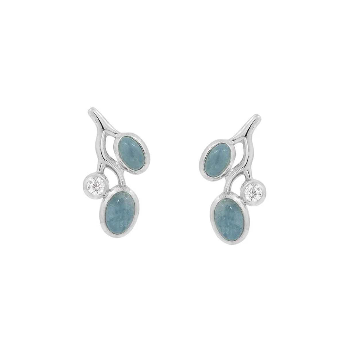 Deze sterling zilveren oorknoppen bevatten elk een 5 x 3 mm en 6 x 4 mm aquamarijn met een 2,5 mm ronde witte topaas. De lengte van de oorknoppen is +/- 1,8 cm.