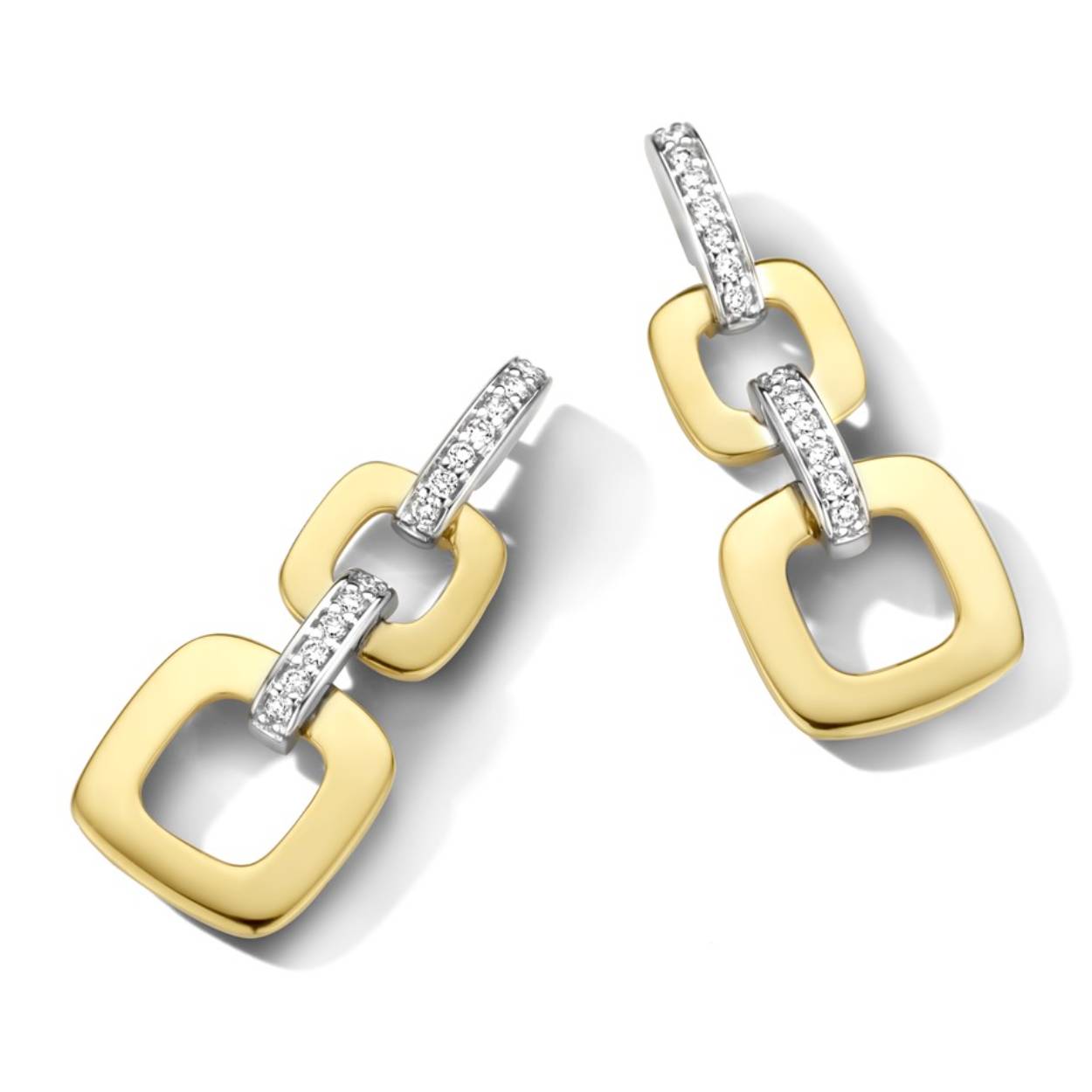 18 kt gouden oorbellen met briljant: 0,11 ct
Afmetingen: 23 mm x 9,6 mm
Bijhorende ring en hanger ook verkrijgbaar van deze set
De prijs kan variëren naargelang de goudprijs