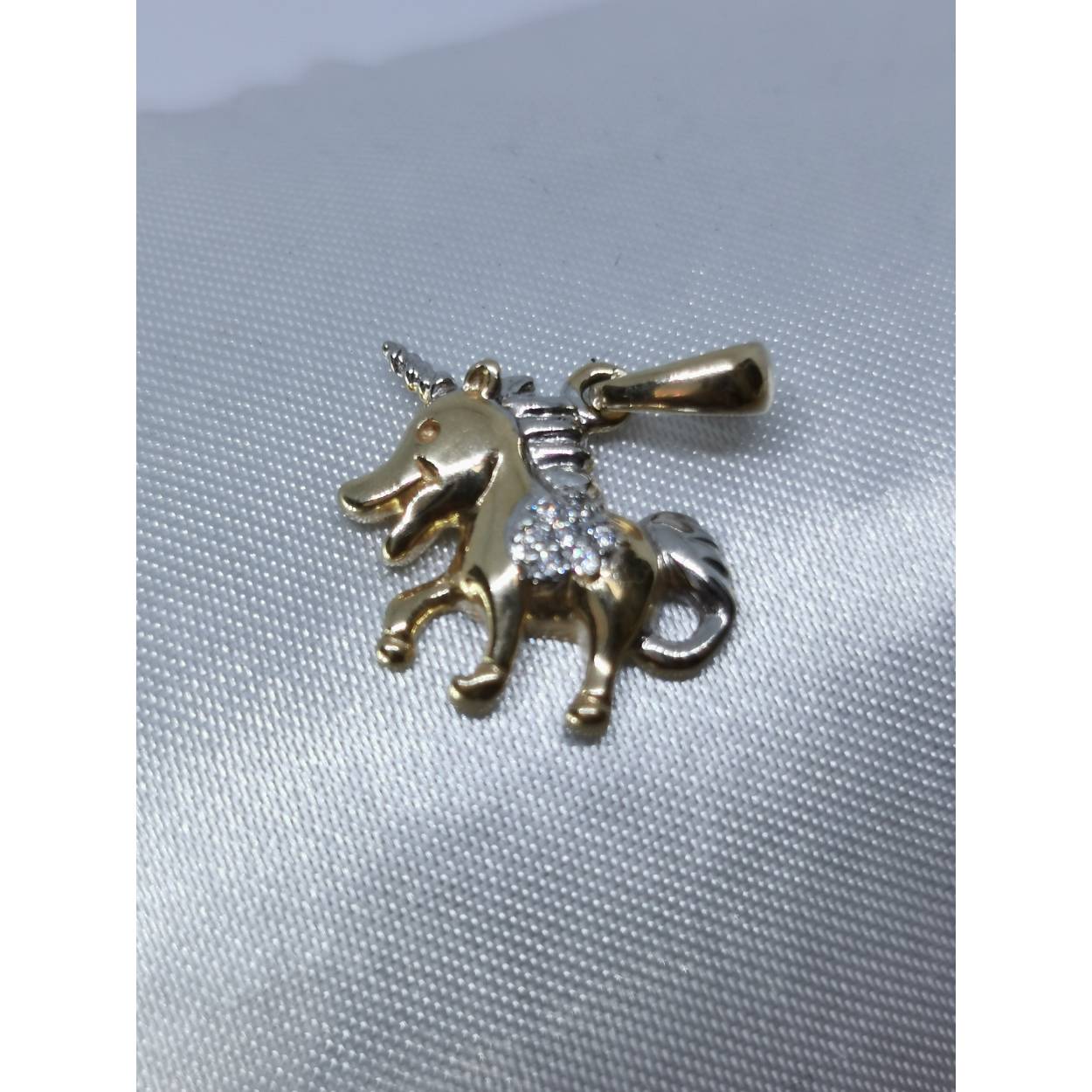 14 Karaat wit/geel gouden hanger/bedel in de vorm van een eenhoorn bezet met zirkonia's op de zij. Combineer deze hanger met een leuke gouden collier uit onze assortiment!