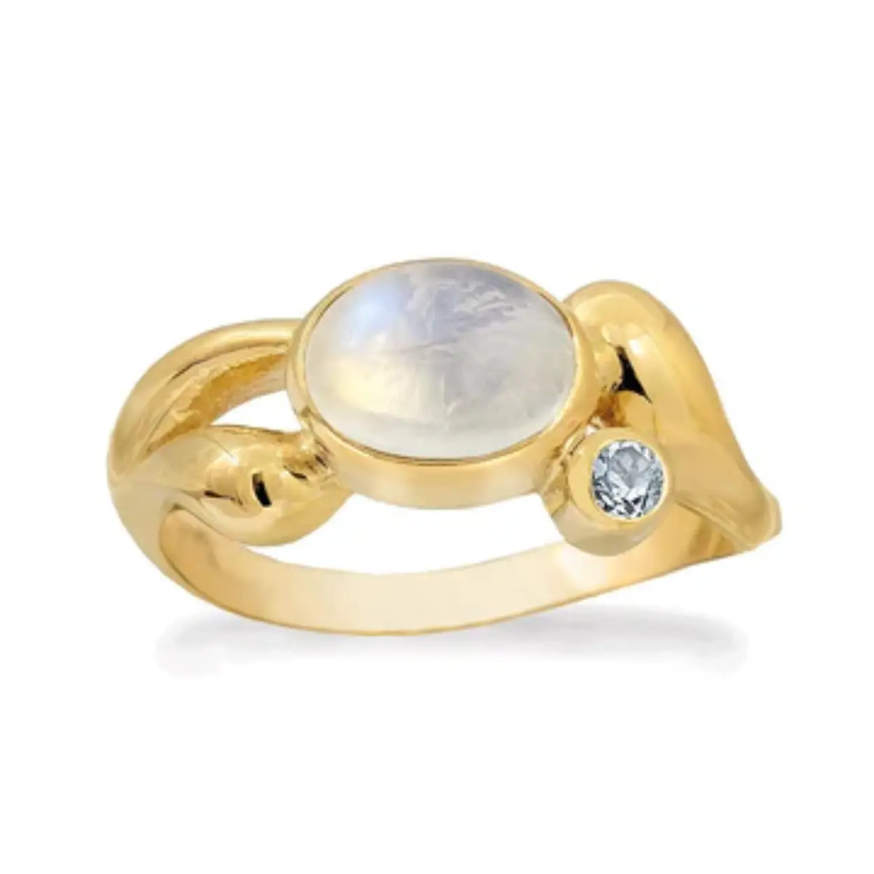 Deze geel goud vergulde ring bevat in het midden een 8 x6 mm maansteen. Naast de maansteen zit een 2,5 mm gefacetteerde blauwe topaas.
