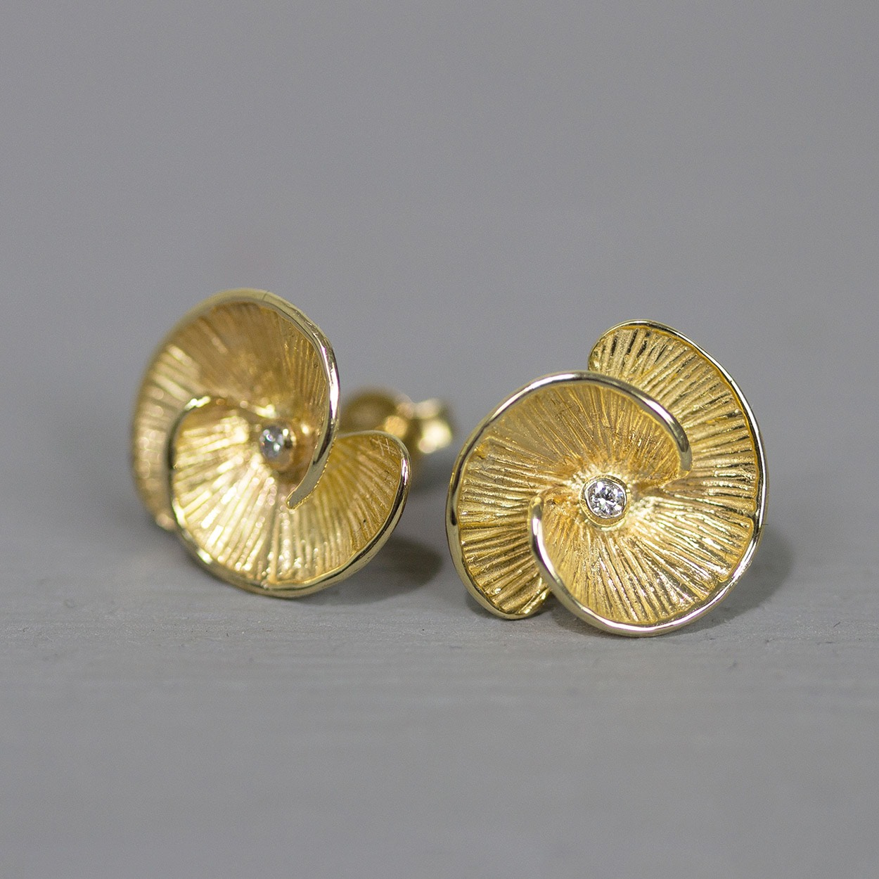 JEH20203

Geel gouden oorsteker klaproos diamant 0.034ct