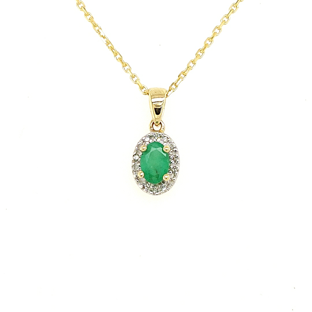 Deze geel gouden hanger is ontzettend elegant om te zien.
in het midden een ovaal geslepen smaragd met daar omheen diamant gezet.

Note: het kettinkje hoort niet bij de hanger, deze is enkel gebruikt voor de foto.