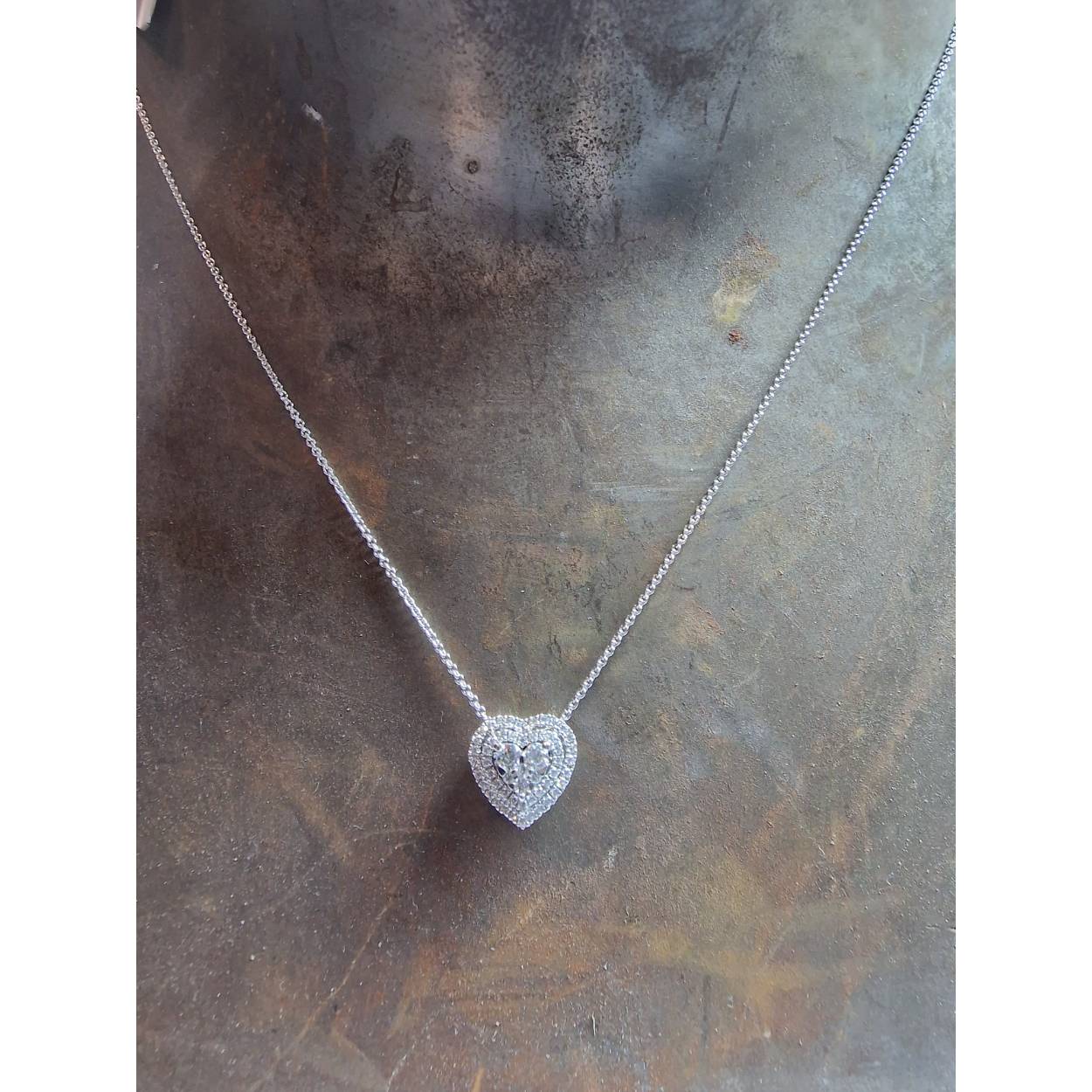 witgouden hartvormige hanger met dubbele entourage inclusief collier, bijpassende ring artikel # 010041376