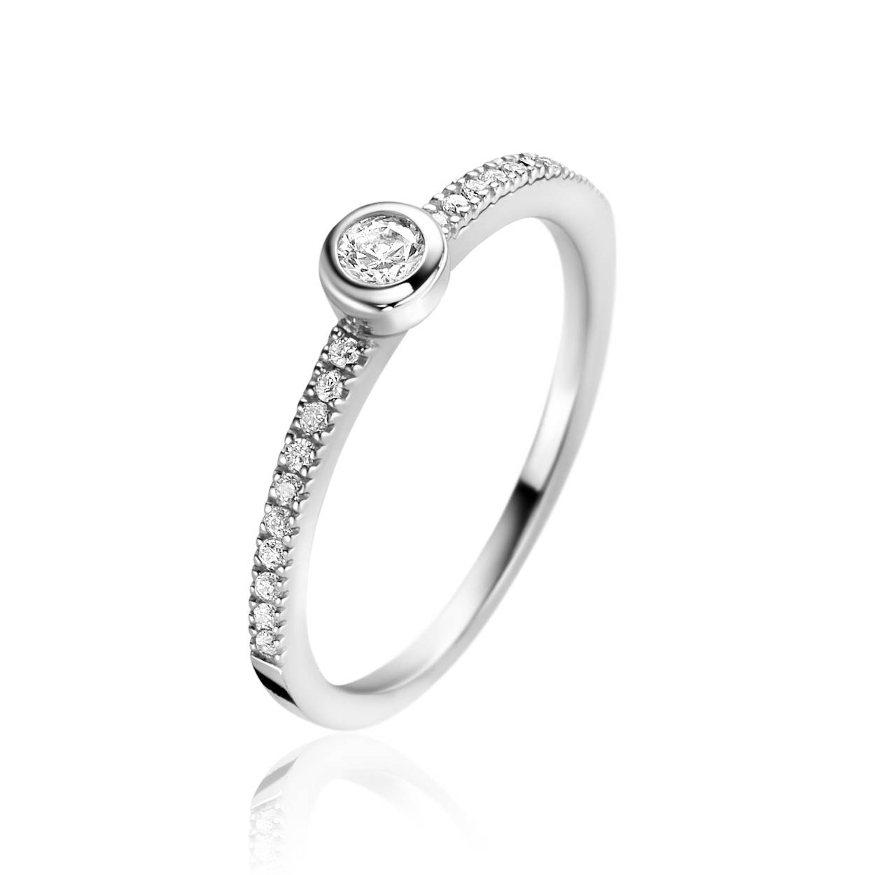 ZINZI zilveren luxe aanschuifring, met in het midden een ronde witte zirconia. Aan weerszijden bezet met witte zirconia's. Deze luxe aanschuifring is gemakkelijk te combineren met je andere Zinzi ringen. Vervaardigd van eerste gehalte zilver (925) en voorzien van een extra rodiumlaag voor een langdurige glans.