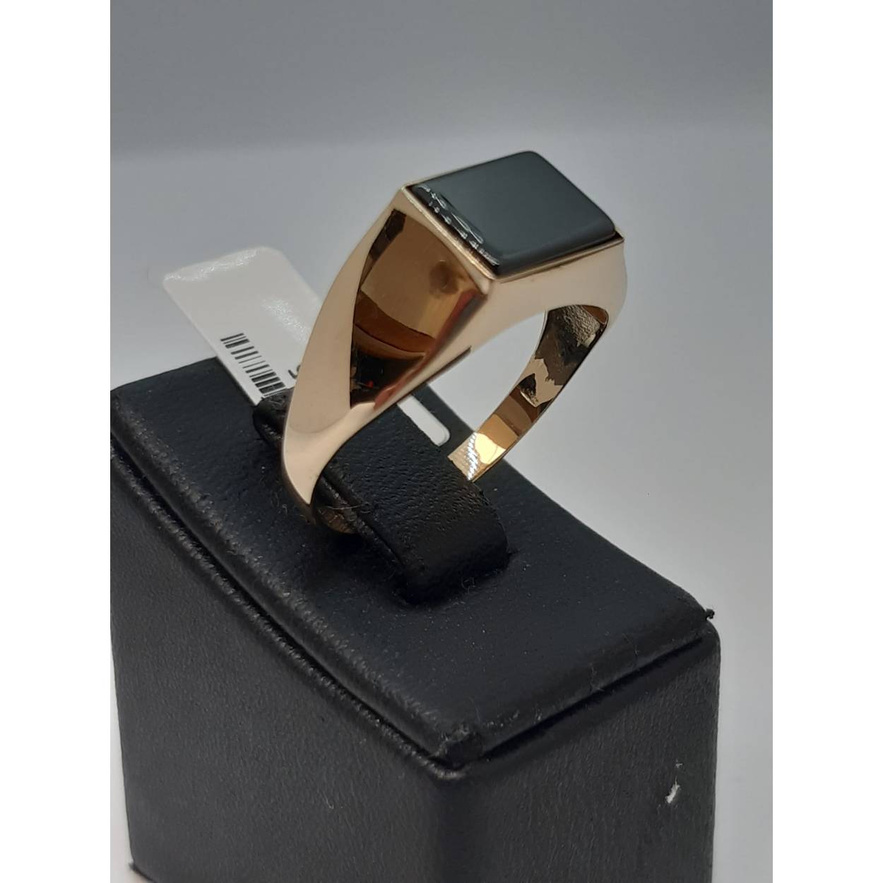 De Gouden Herenring 14k met Stenen, modelnummer BREA-0001223, is een verfijnde gouden ring van 14 karaat met een glanzende afwerking. De ring is maat 58 en heeft een gouden kleur. Deze ring voegt elegantie toe aan elke gelegenheid en is het beste te dragen als tijdloos accessoire bij zowel formele als casual outfits.