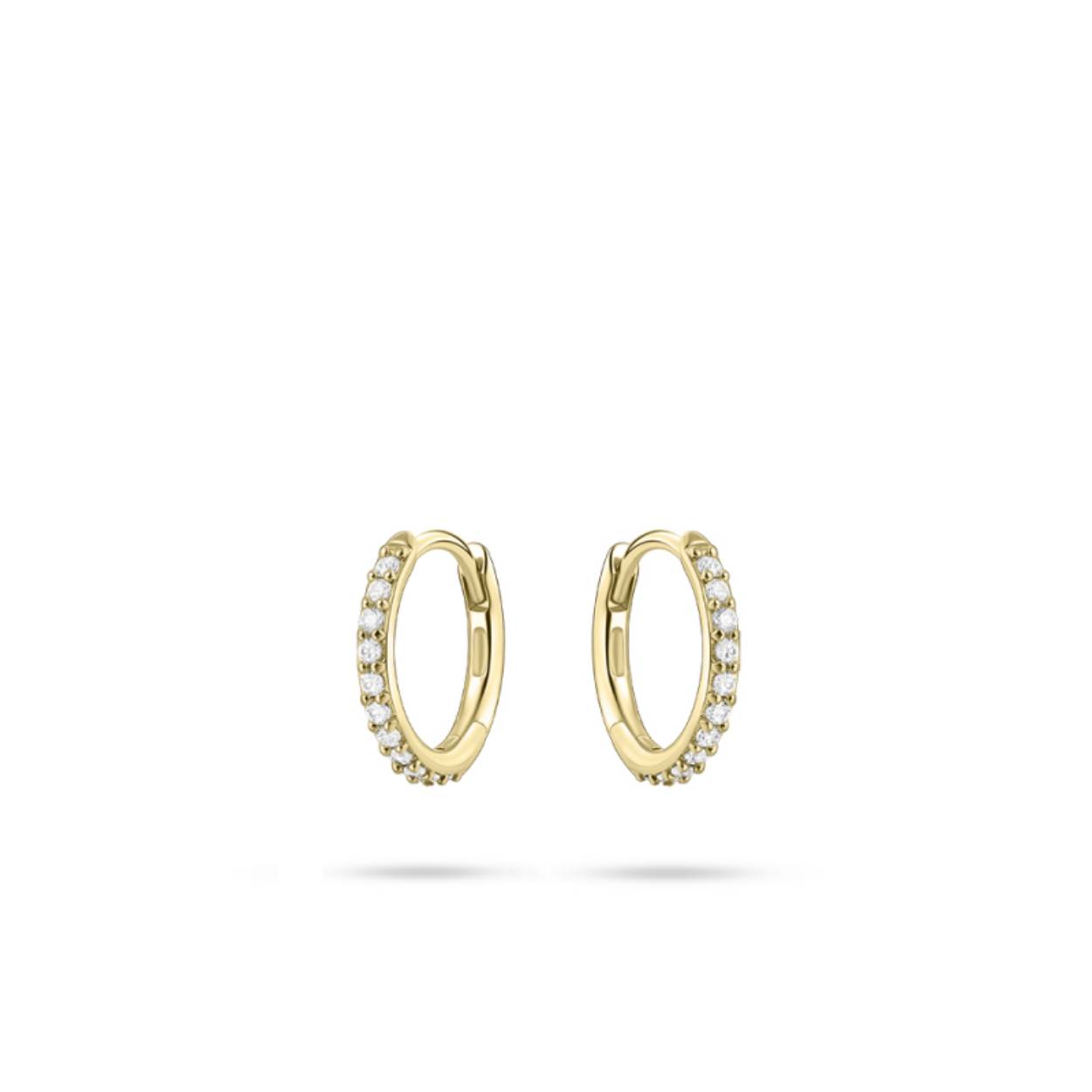 De 14 karaat geelgouden oorringen zijn gezet met witte briljant geslepen zirkonia stenen. De oorringen hebben een breedte van 1.5 mm en een diameter van 12 mm.

Het dragen van de oorringen is veilig en comfortabel door het stevig scharnier en de sluiting die goed vast klikt. Ze zijn geschikt voor het eerste, tweede of derde gaatje.

Het zijn stijlvolle oorringen die je bij elke gelegenheid kan combineren. Als je meerdere gaatjes hebt kun je de oorringen combineren met verschillende soorten oorringen. Maak je sieradendoos compleet met deze stijlvolle en elegante oorringen.

Maten:
Dit type is verkrijgbaar in 10, 12, 15, 20 en 30 mm doorsnee.

Kwaliteit:
GISSER Jewels staat bekend om sieraden van hoge kwaliteit. Dit is te zien in de sluitingen, scharnieren en het draagcomfort van de sieraden. GISSER Jewels onderneemt duurzaam, veel van haar sieraden worden geproduceerd van gerecycled zilver/goud.

