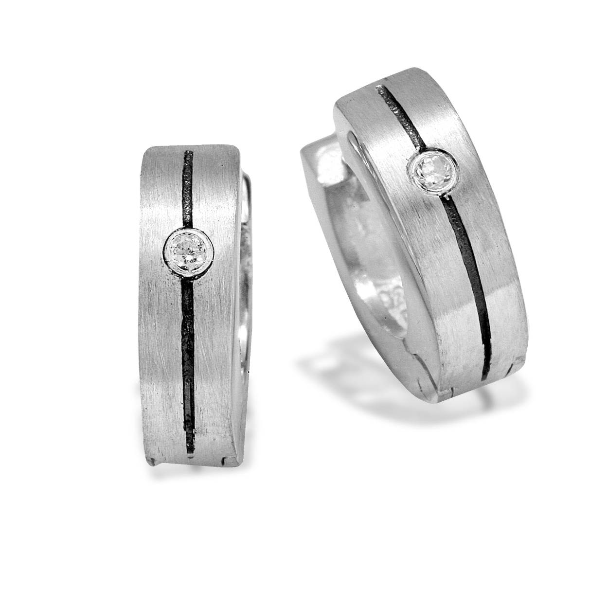 Yo Design Sieraden zijn tijdloze sieraden in een moderne uitvoering.

De sieraden kenmerken zich door de strakke vormgeving en zijn dus geschikt voor dames die houden van strakke elegante sieraden.

De sieraden zijn te dragen tijdens speciale gelegenheden op een Gala Jurk. Maar ze zijn ook een prachtige aanvulling op de dagelijkse outfit.