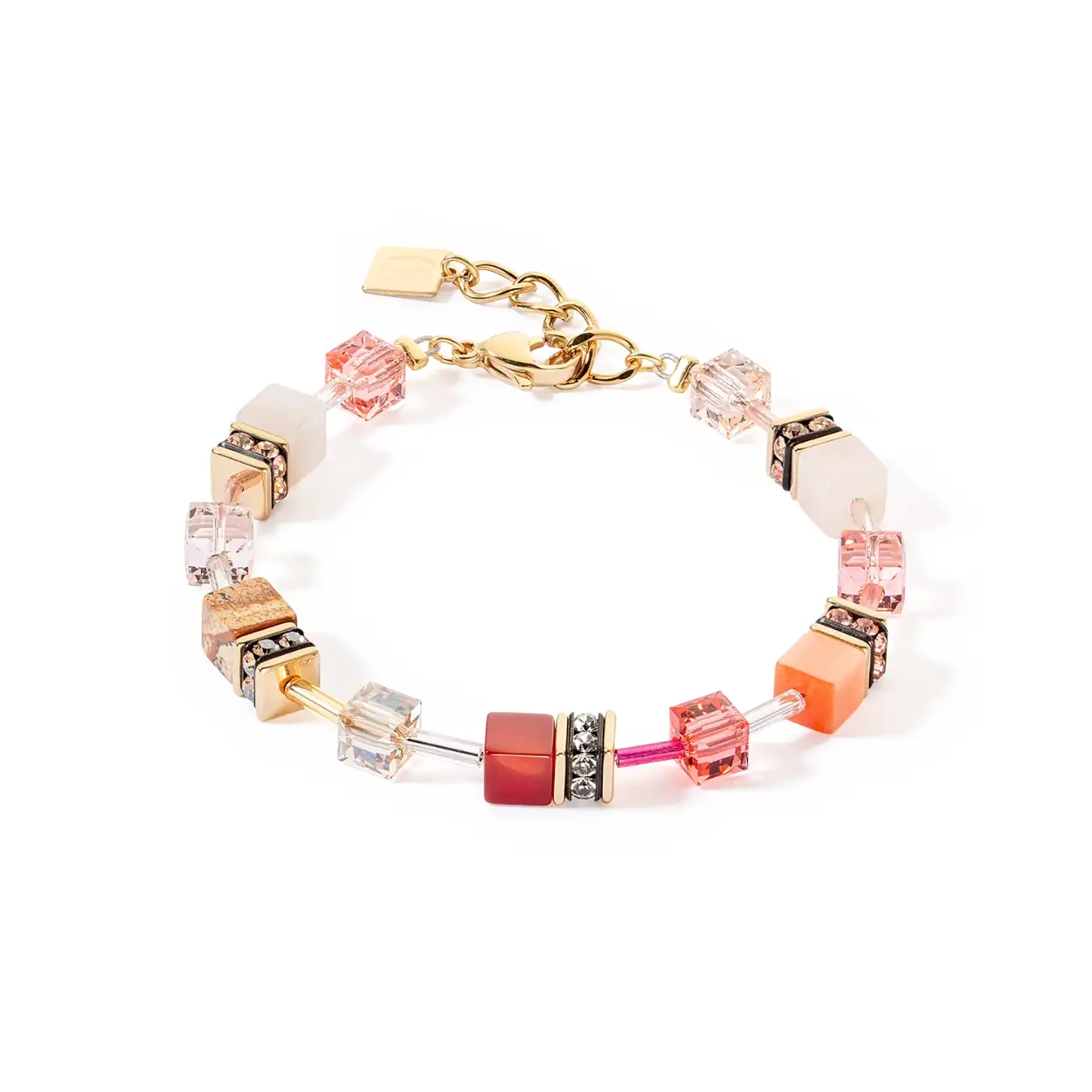 Luxe edelsteen armband met een fascinerende mix van felle kleuren en natuurlijke elementen van uit de GEOCUBE® collectie van COEUR DE LION. Een harmonieus, veelkleurig ontwerp waarin edelstenen als carneool, roze aventurijn en beige landschapsjaspis samen komen met subtiele Swarovski®-kristallen. Stenen met elk hun unieke schoonheid die elkaar perfect aanvullen. Vergulde gouden details maken het ontwerp helemaal af.

De edelstenen en kristallen zijn, samen met synthetisch tijgeroog en strass rondellen geregen aan geelverguld roestvrij staal. Draaglengte van de armband is 18,5 tot en met 21,5 cm, door het handige verlengkettinkje is de armband geschikt voor bijna elke pols. Dikte van de blokjes is 0,6 cm. 