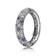 Deze prachtige Pandora ring is voorzien van een blauwe zirkonia steen en heeft een elegante uitstraling. De ring is gemaakt van sterling zilver en heeft een tijdloos ontwerp dat perfect past bij elke outfit. Draag deze ring als een statement stuk aan je favoriete hand of combineer het met andere ringen voor een trendy look. Met zijn glinsterende steen en verfijnd design is deze ring een must-have voor elke sieradenliefhebber.