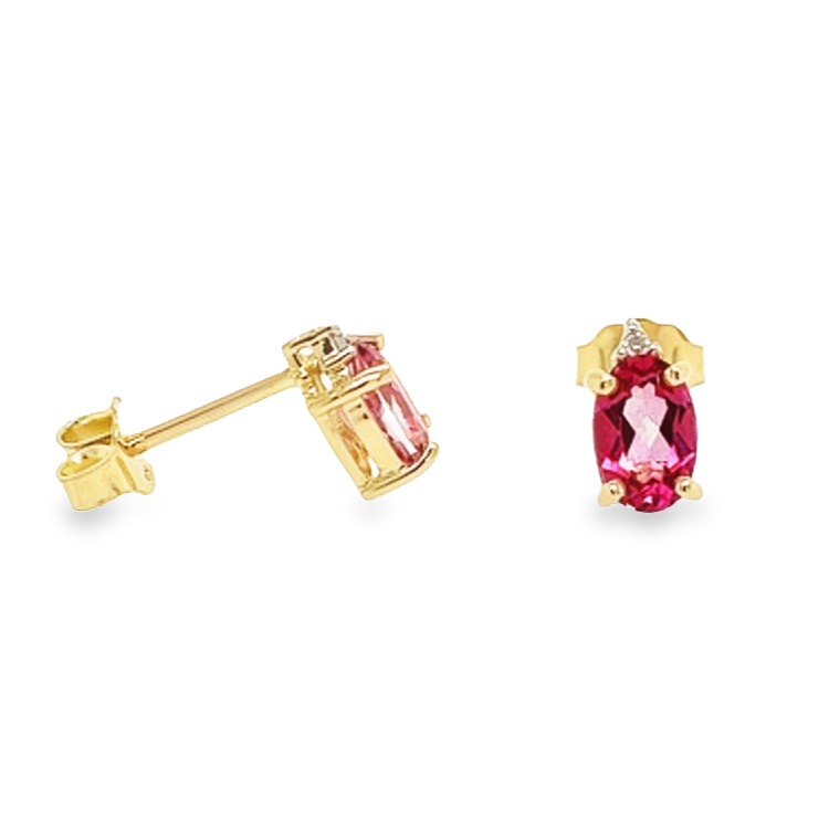 Deze geel gouden oorstekers hebben ieder een Mystic Pink Topaas gezet tussen vier zetpoten met daar boven een diamantje. Deze oorstekers hebben een subtiele uitstraling en hebben een prachtige kleur.