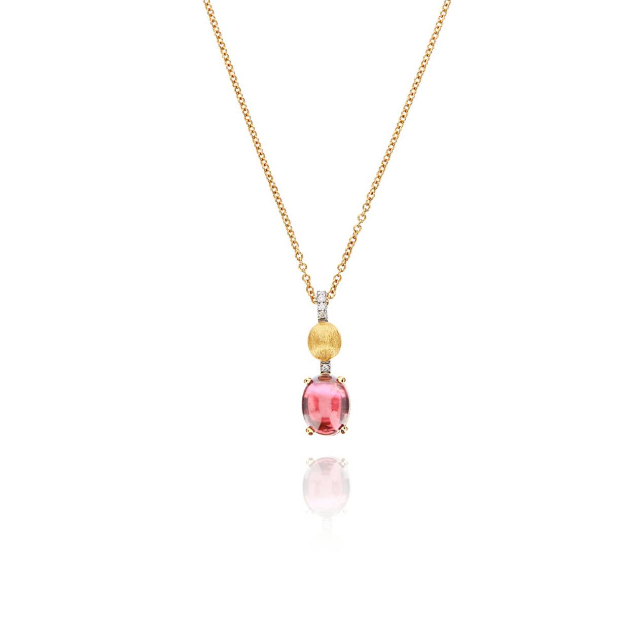 Een romantische en tijdloze elegantie kenmerkt deze verfijnde hanger van 18-karaats goud met diamanten, bekroond door een roze toermalijnbolletje. Deze steen, waarvan de intensiteit verandert afhankelijk van de kijkhoek, is een van de meest buitengewone die de natuur ons schenkt en de karakteristieke interne strepen maken elk juweel uniek en onnavolgbaar.

geelgoud collier 750 met diamant 0.03ct en roze toermalijn met een lengte van 42,50 cm.