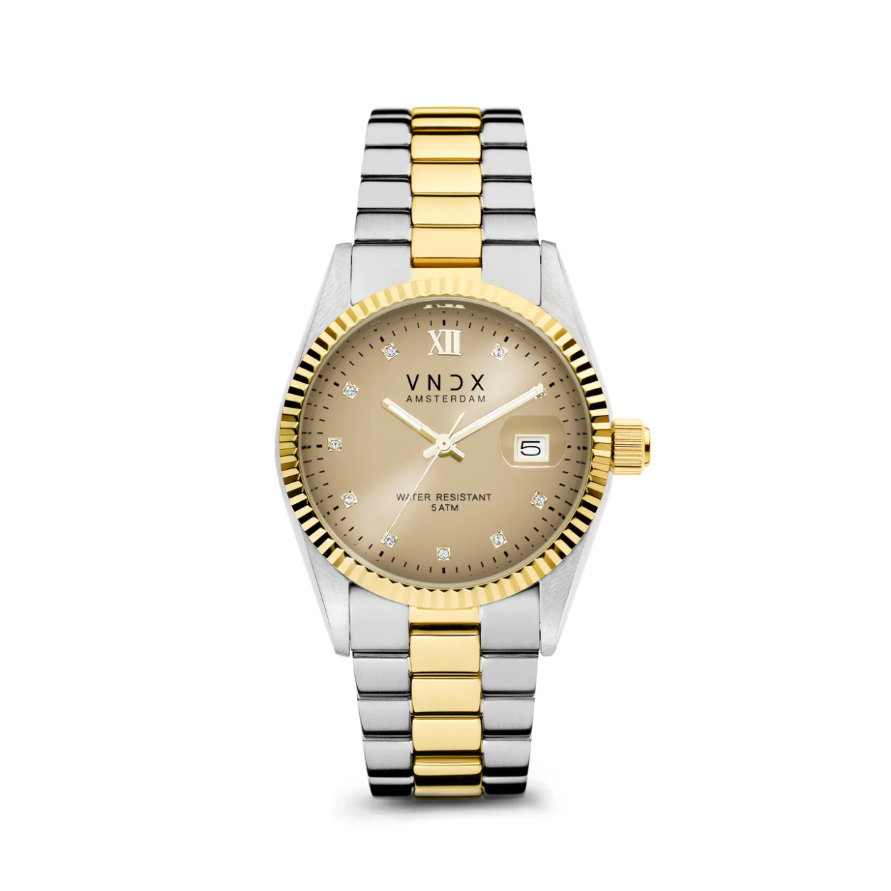 Maak kennis met de Dare Devil Medium: een opvallend horloge met een kastdiameter van 36 mm, een solide waterdichtheid van 5 ATM, lichtgevende Luminor wijzers en een chique Swarovski index. Dit horloge is zorgvuldig ontworpen om perfect om je pols te passen. 

Dit horloge straalt elegantie uit en trekt de aandacht met zijn sprankelende beige wijzerplaat, verfraaid met Swarovski steentjes. Of je nu van feesten houdt of ‘s nachts avonturen beleeft, de Dare Devil Medium is jouw ideale metgezel. De lichtgevende wijzers zorgen voor een “Glow in the dark” effect, zodat je altijd op tijd bent.