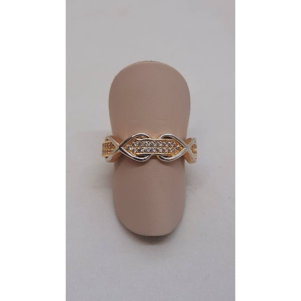 Deze prachtige gouden ring, modelnummer BREA-JOY-0004082, is een verfijnde aanvulling op elke sieradencollectie. Gemaakt van 14 karaats goud, met fonkelende stenen en een glanzende afwerking, straalt hij luxe uit. Perfect voor maat 54 en geschikt voor zowel dagelijks gebruik als speciale gelegenheden. Draag deze ring solo voor subtiele elegantie of combineer met andere sieraden voor een gedurfde look.