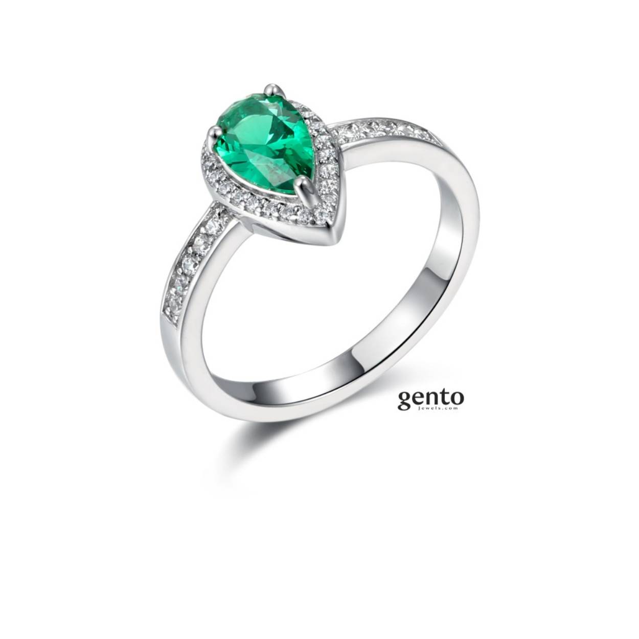 Gento is een Belgisch merk. De Gento zilveren juwelen zijn gemaakt van Sterling zilver 925 met een hoogwaardige rhodium finish. De Gento-juwelen zijn gemaakt van zirkonia van topkwaliteit en zorgen voor een perfecte briljante schittering.

Deze ring met zirconium steentjes is uit de Gento collectie. Deze ring met referentie LB40 is vervaardigd uit zilver 925 met ziconium groen steen.