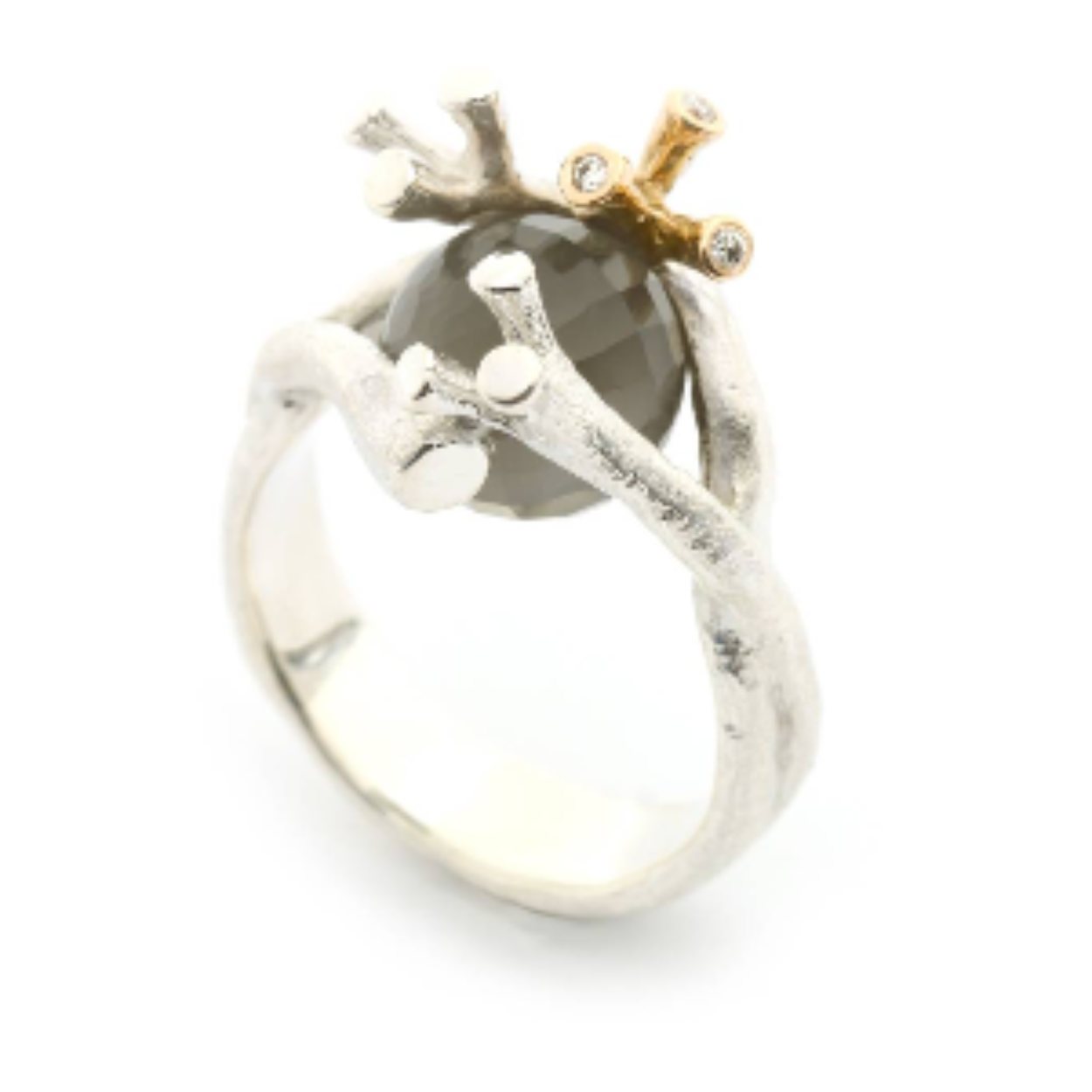 Deze zilveren ring is voorzien van een gouden element met een briljant van 0,03ct en wordt geleverd me losse  edelsteen/parel naar keuze