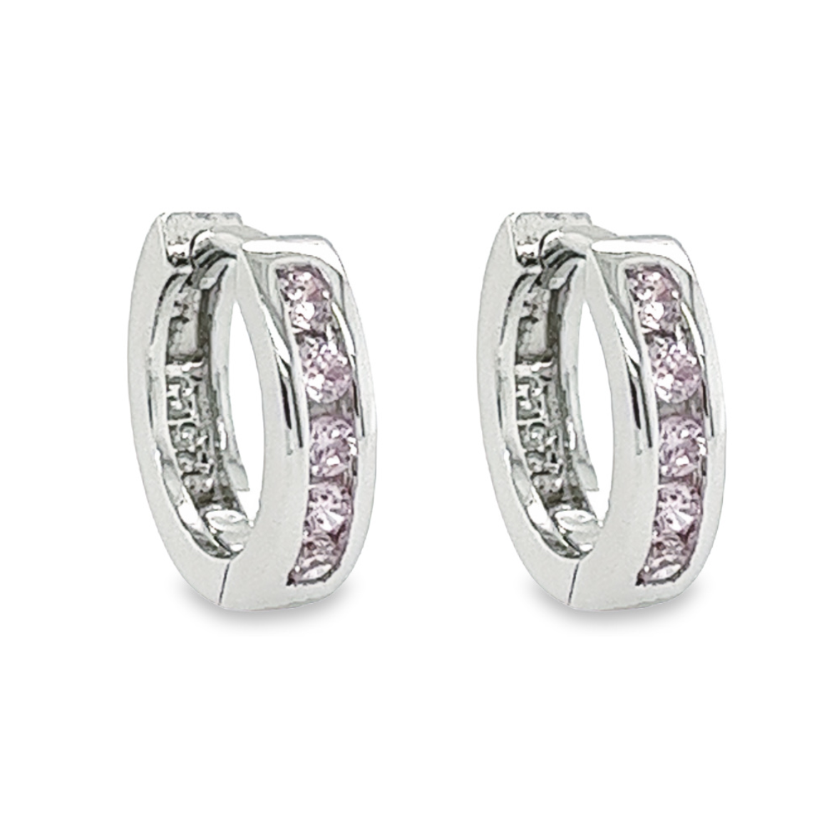 Deze elegante zilveren klapoorringen zijn het perfecte accessoire voor elke gelegenheid. De gerhodineerde afwerking zorgt voor een glanzende zilveren kleur die lang mooi blijft. Het speciale roze Zirkonia stenen accent zorgt voor een vleugje kleur en glans, waardoor deze ringen echt opvallen. Deze oorringen zijn comfortabel om te dragen en hun solide constructie zorgt ervoor dat ze lang meegaan. De combinatie van de 10 briljante zirkonia stenen en het unieke ontwerp maken deze klapoorringen tot een speciaal item dat elke vrouw graag zou willen toevoegen aan haar sieradencollectie.