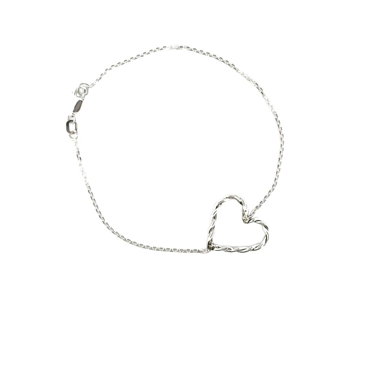 De Twirl sieraden bestaan uit twee draden zilver die met liefde getordeerd zijn en een speelse en sierlijke uitstraling hebben. 

Maak een afspraak en kom deze sierlijke armband eens passen! Of bestel haar gelijk, dan sturen we deze mooi verpakt naar je toe.