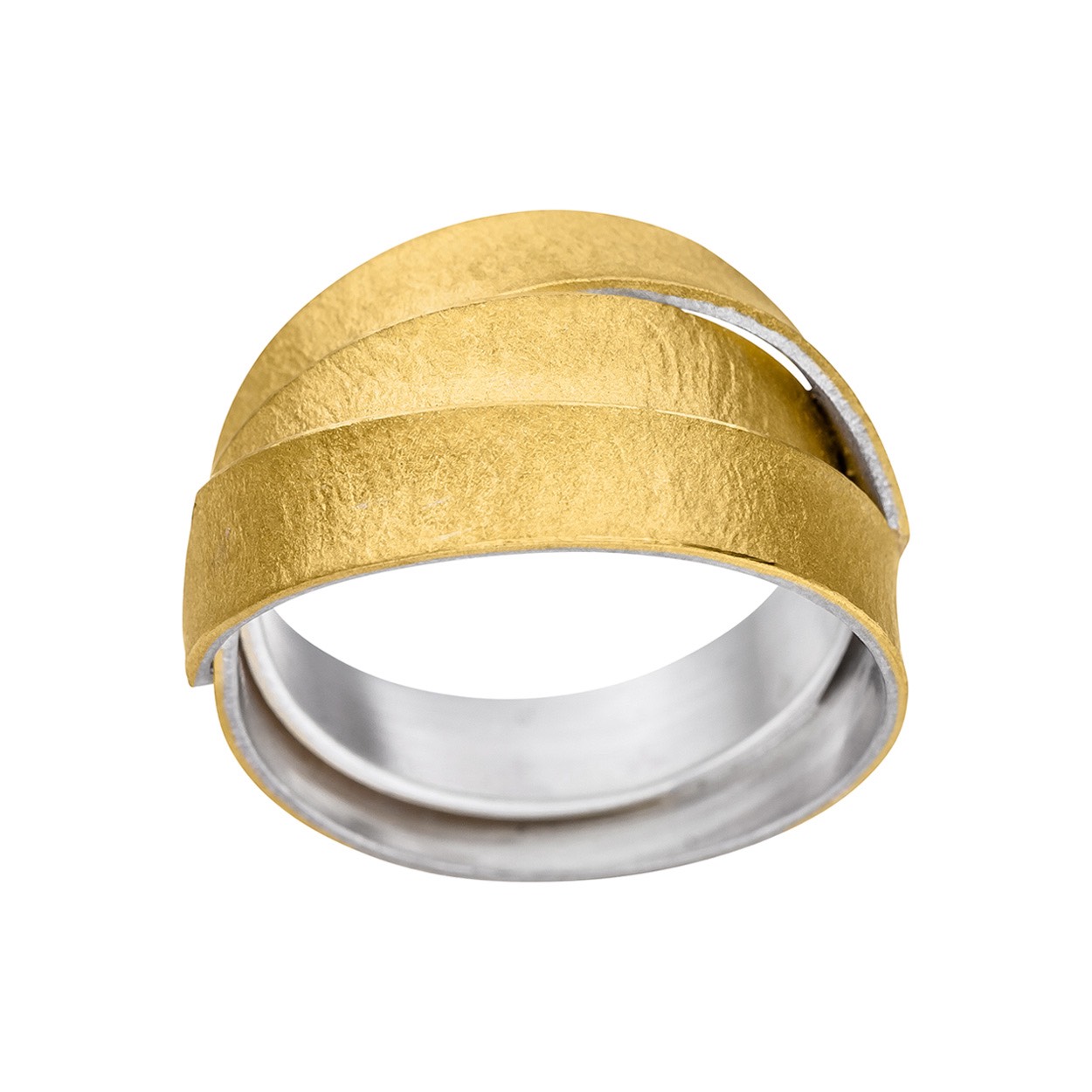 Zilver gecombineerd met goud in een strakke eigenzinnige stijl. Alle sieraden worden in een beperkte oplage met de hand gemaakt en dit geeft deze collectie een uniek karakter.