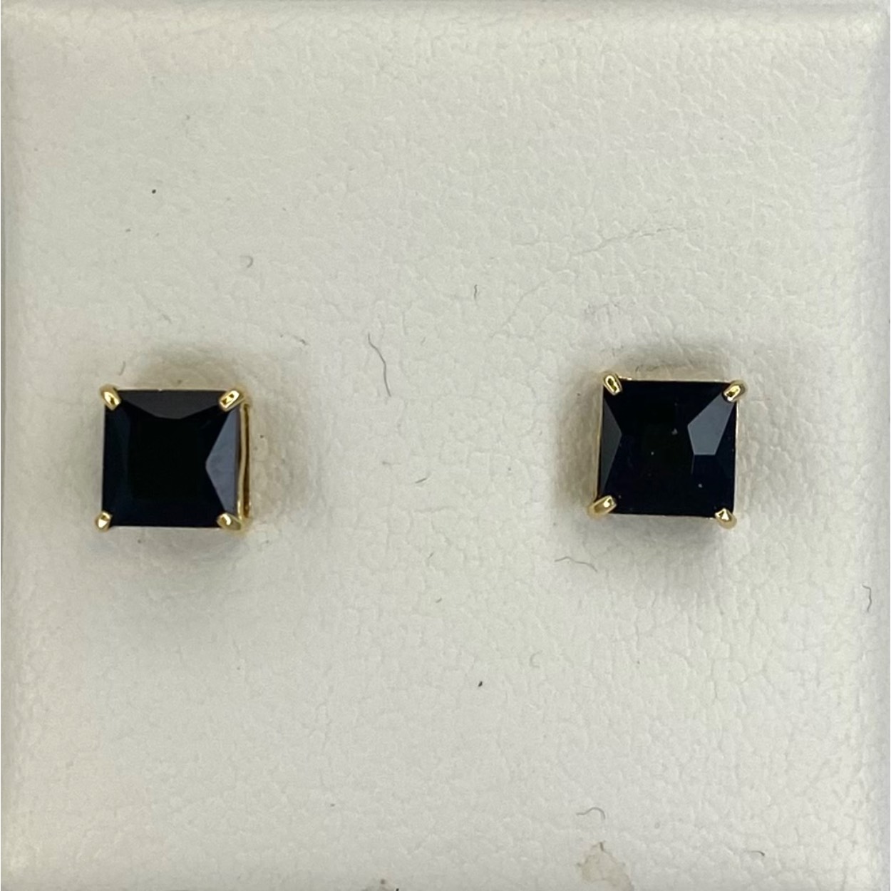 Gouden onyx oorknoppen vierkant
