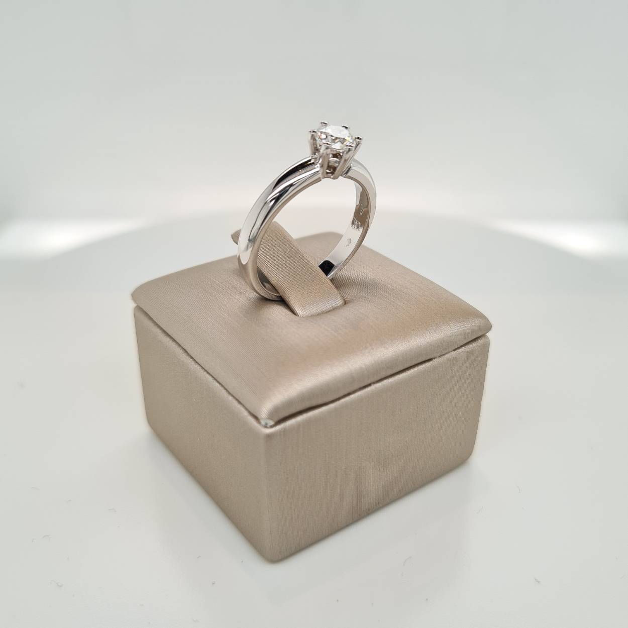 Prachtige 14krt witgouden solitaire ring met diamant, 0,50crt H Si. De maat van de ring is 54 (17 1/4). Heeft u een andere maat, neem dan gerust contact met ons op.