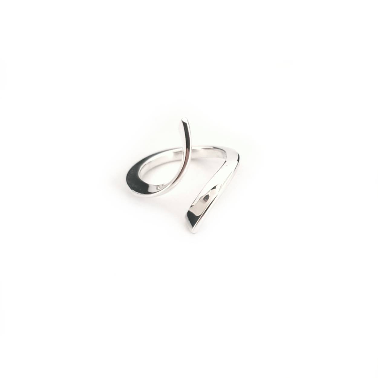 Het strakke design staat open voor eigen interpretatie en is overal goed bij te dragen. Ook erg mooi te maken met een edelsteen ertussen.

Maak een afspraak en kom deze sierlijke ring eens passen! Of bestel haar gelijk, dan sturen we deze mooi verpakt naar je toe.