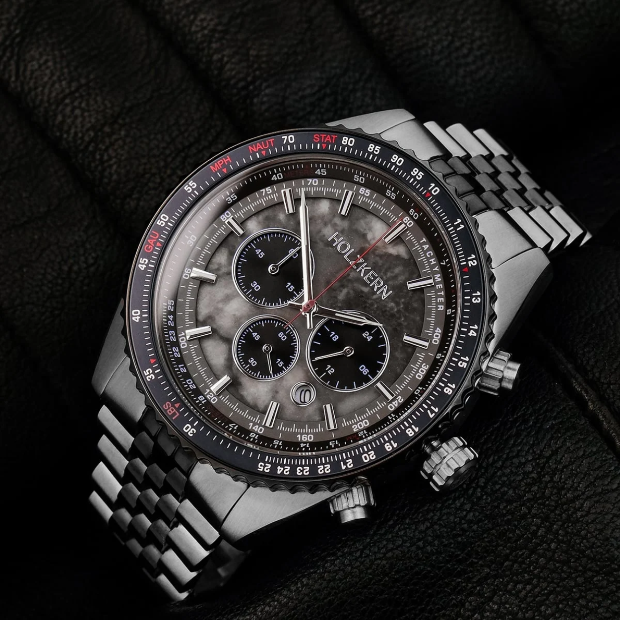 Klaar om op te stijgen? Met je Openhorizon, die is gemodelleerd naar echte pilotenhorloges, kun je de tijd goed in de gaten houden. Tachymeter, stopfunctie, luminescentie, een prominente secondewijzer en indrukwekkende afmetingen maken van je horloge een echt pilotenhorloge en zorgen zowel in de cockpit als in het dagelijks leven voor een stijlvolle blikvanger om je pols.