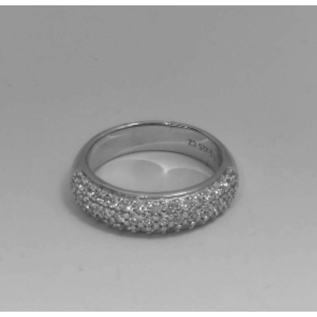 Zilveren ring bezet met zirkonia's in klauwzetting 