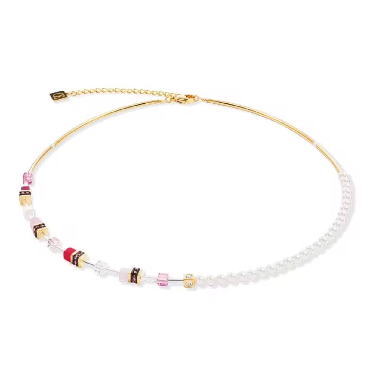 GeoCUBE® Mini Fusion Pearls collier gold-rose
Een sieraad met karakter
Deze GeoCUBE® Mini Fusion Pearls ketting is een prachtig voorbeeld van hoe stijl en liefde voor vakmanschap samenkomen. De combinatie van fijne geometrische elementen en klassieke parels zorgt voor een frisse, eigentijdse uitstraling die toch vertrouwd aanvoelt. Het ontwerp straalt warmte uit en past bij elke gelegenheid – of je nu iets speciaals viert of gewoon jezelf wilt verwennen.

Met de hand gemaakt in Duitsland
Ieder stuk wordt zorgvuldig met de hand vervaardigd in onze werkplaats in Duitsland. Hier werken ervaren zilversmeden met passie aan elk detail, waarbij ze traditionele technieken combineren met moderne invloeden. Deze toewijding zie je terug in het eindresultaat: sieraden die niet alleen mooi zijn om te dragen, maar ook een verhaal vertellen.