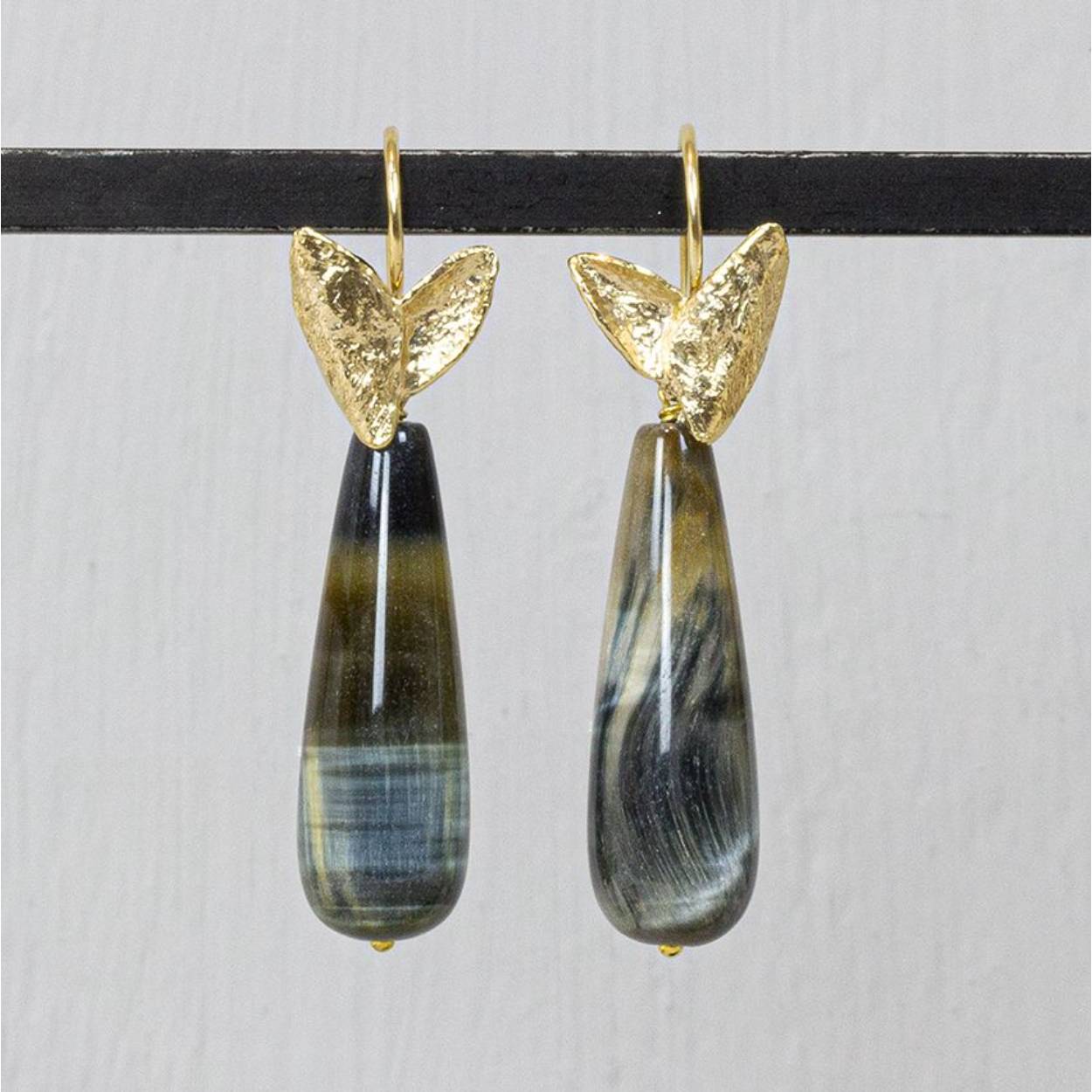 Oorhanger van de najaarscollectie 2022 van Jéh Jewels met Tijgeroog. Deze oorbel is de meest unieke oorbel uit de collectie van Jéh Jewels. De steen kleurt namelijk telkens anders en geen een oorbel is hetzelfde. Deze stoere oorbel is gemakkelijk te combineren met een leren jas of een warme trui. Perfect voor de wintermaanden.