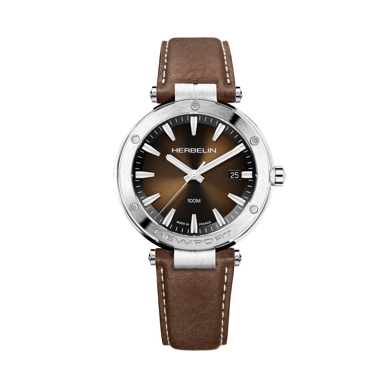 Omarm een nieuwe expressie van de HERBELIN-stijl met de NEWPORT Quartz Bruin & Bruin Leer, een model dat de codes op subtiele wijze verandert.
Deze horlogecreatie toont trots alle kenmerkende attributen van de NEWPORT-collectie: ronde kast geïnspireerd op scheepspatrijspoorten van roestvrij staal, gegraveerde lunette, centrale bevestigingen, gekartelde kroon versierd met een scheepswiel en facetgeslepen indexen.