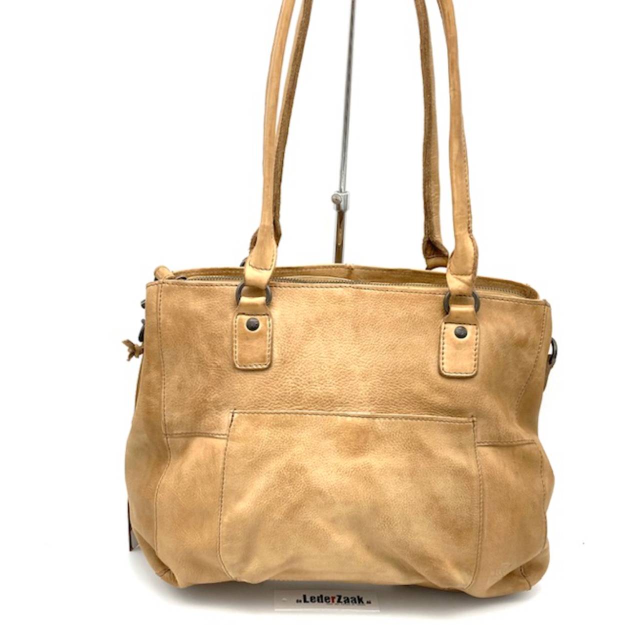 Mooie dames tas met drie topritsen, afneembare en verstelbare schouderriem. Twee kort riemen maakt dat de tas in de hand of kort op de schouder gedragen kan worden.

Afmetingen:
Hoogte 27cm x breed 30cm x diep 10cm