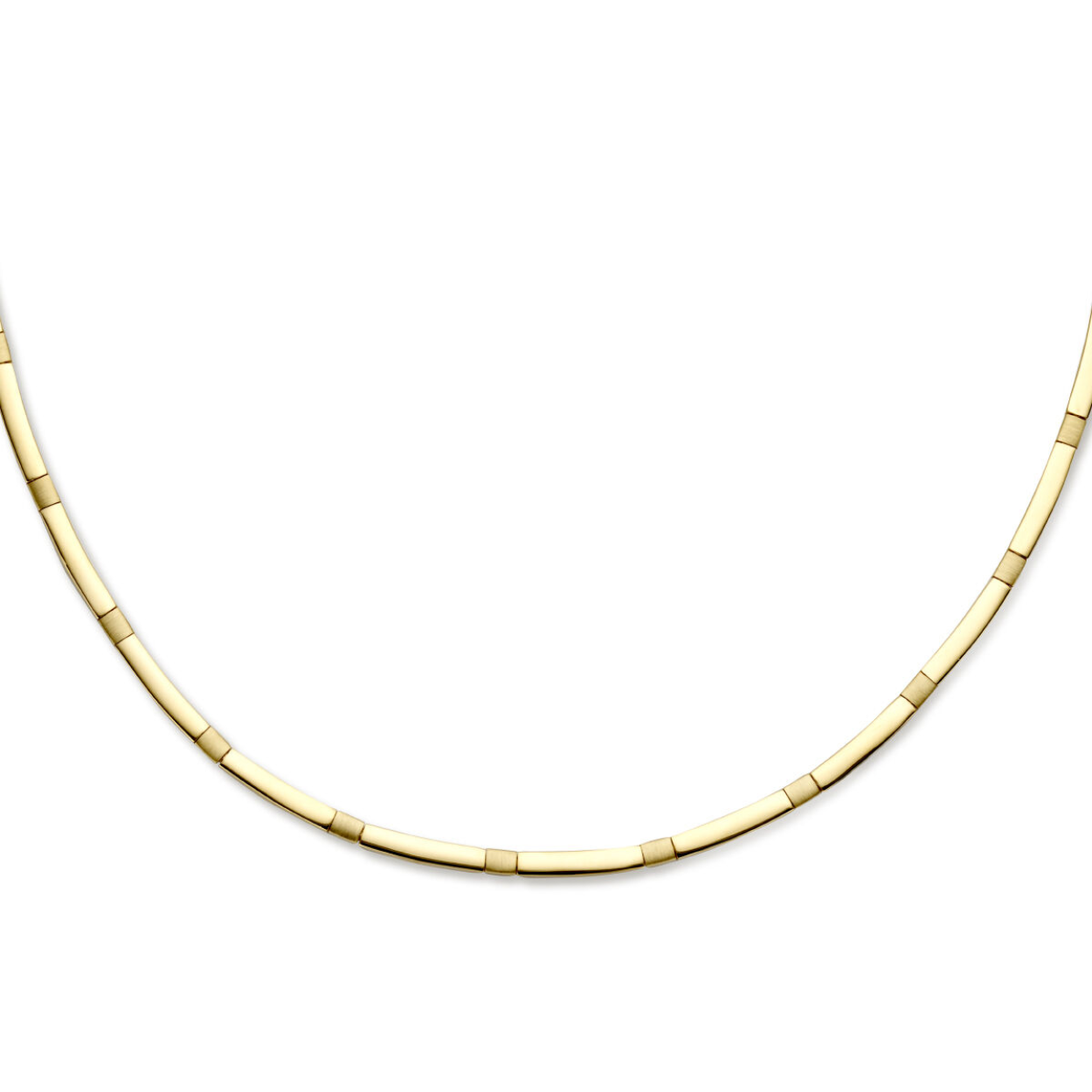 14k Geelgouden collier met een draaglengte van 43cm. De schakelbreedte is 3mm. Uitgevoerd met een karabijn sluiting.