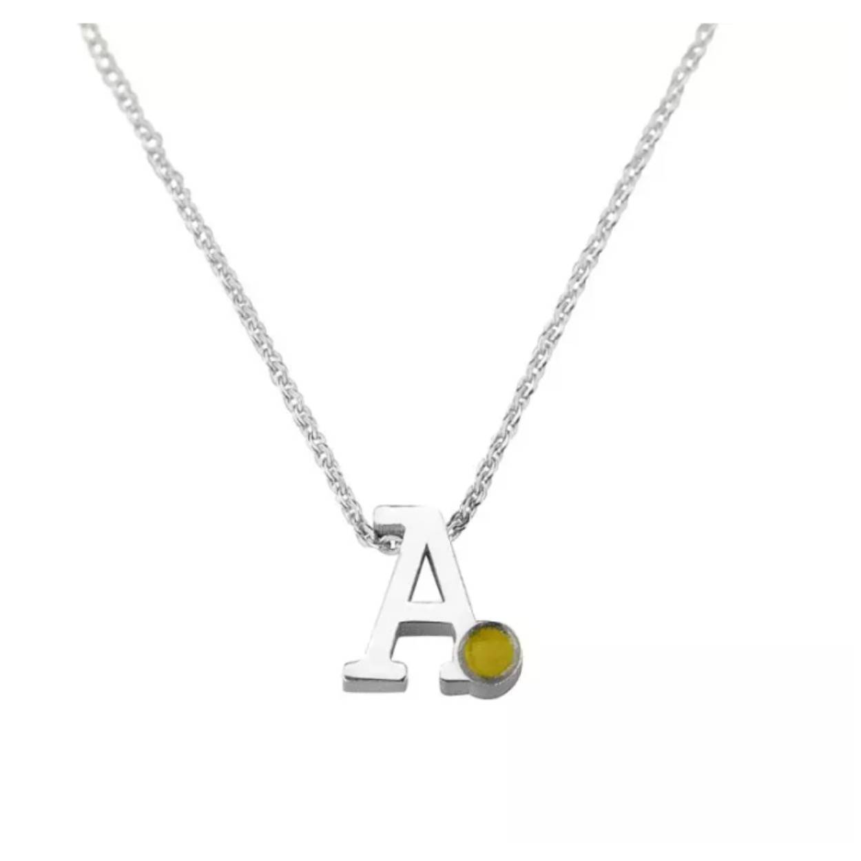 Met deze See You 900 S Zilveren ketting met ashanger initiaal met hars helpen wij je met het bewaren van een kostbare herinnering. Deze zilveren gedenkketting heeft een hanger in de vorm van een letter naar keuze. Deze letter is verrijkt met gekleurd hars, welke zorgvuldig is vermengd met de as van jouw dierbare. Subtiel, sierlijk en uiterst kostbaar.

De hanger heeft een hoogte van 7 millimeter en het collier heeft een lengte van 42 centimeter. Er is niets dat voorgoed verdwijnt wanneer je de herinnering bewaart. De 900 S kan ook in geelgoud, roségoud of witgoud geleverd worden.

Je kunt dit sieraad in onze webshop bestellen. Je ontvangt bericht wanneer het sieraad bij ons in de winkel aanwezig is. Wij nemen dan contact op voor het maken van een afspraak. Je kunt bij het vulproces aanwezig zijn. Neem de as mee naar de afspraak. Een kleine hoeveelheid (slechts een paar theelepels) is ruim voldoende. Indien je aanwezig bent bij het vullen, heb je invloed op de kleur van de hars. Wij gaan deze samen met jou mengen tot de gewenste kleur. Indien je er liever niet bij aanwezig bent, mag je de as naar ons versturen of komen brengen. Wil je geen as, maar moedermelk in dit sieraad laten verwerken? De procedure is hierbij hetzelfde.