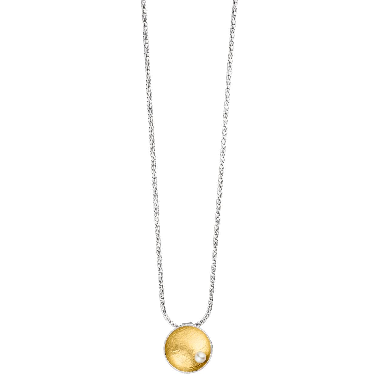 De handgemaakte sieraden in goud en zilver hebben een karakteristieke afwerking met lichte structuren die het edelmetaal een bijzondere uitstraling geeft. Door de warme kleur van 22 karaats goud te combineren met de zachte glans van zilver ontstaat een contrastrijke combinatie. Kleine accenten in de vorm van bijvoorbeeld een parel of een diamant geven de ontwerpen een extra accent.