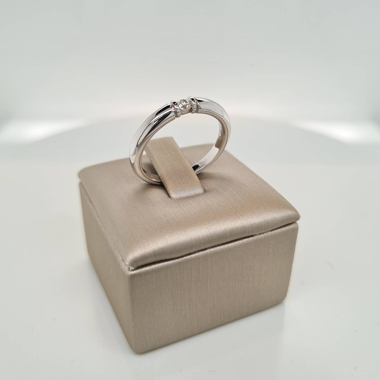 Prachtige 14krt witgouden solitair ring met diamant, 0,08crt E Si. 

De maat van de ring is 55 (17,5). Heeft u een andere maat, neem dan gerust contact met ons op.