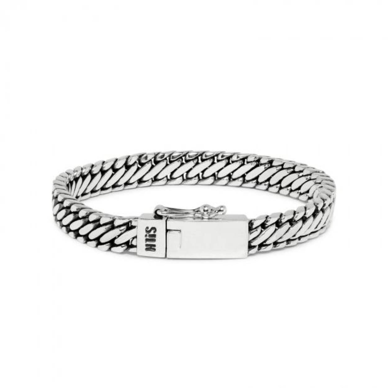 Deze handgemaakte zilveren armband heeft platte schakels waardoor de armband losjes en plat om je pols valt. De armband is afgewerkt met een strak SILK bakslot.  De zilveren 195 Bold armband is perfect te combineren met onze platte leren armbanden en de 352 ring uit de Bold collectie.  De sluiting van dit slot geeft de mogelijkheid om een naam, geboortedatum, initialen of een symbool te graveren. 