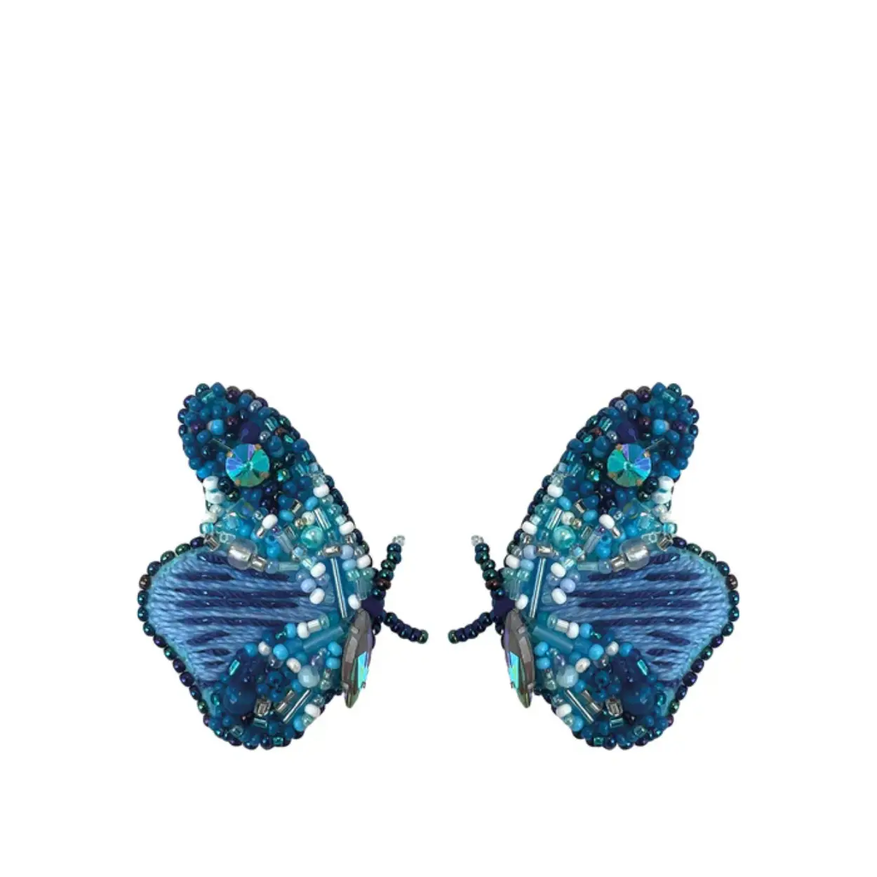 In deze prachtige blauwe vlinder oorbellen zie je al het handwerk en dat maakt deze set oorbellen speciaal. Deze oorbellen geven jouw outfit de finishing touch!
Lengte oorbel: 5.5 cm 
Breedte oorbel: 3.5 cm
Gewicht per oorbel: 5 gram 
