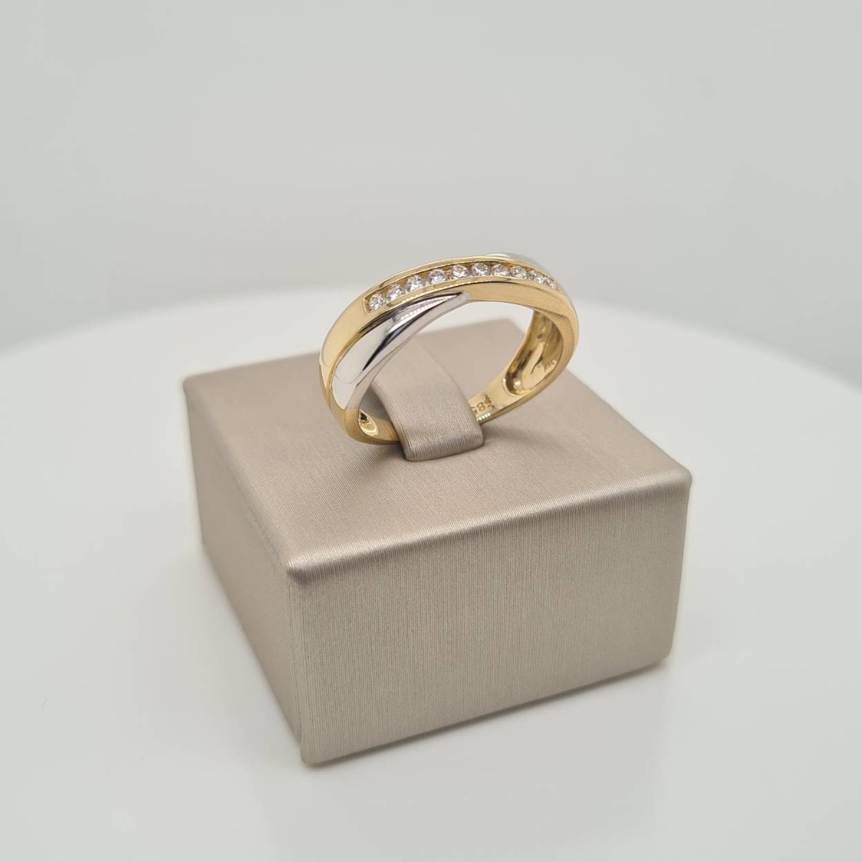 14 karaat bicolor wit- en geelgouden ring met zirkonia.