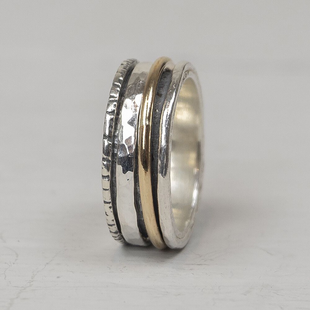 Ring van Jéh Jewels gemaakt van 925 sterling zilver in combinatie met Goldfilled. De ring is stoer, krachtig, creatief en stijlvol. Leuk te combineren met andere ringen, maar ook prachtig in haar eenvoud.