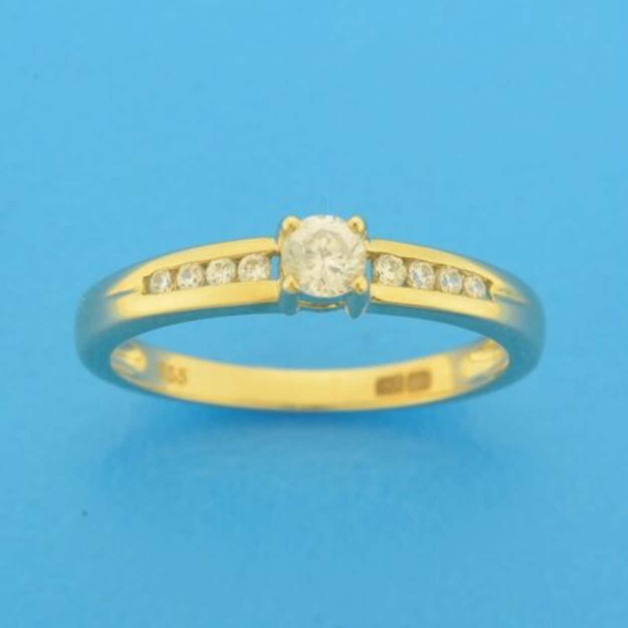 Geelgouden ring met zirkonia. De ring is onderdeel van een set.

