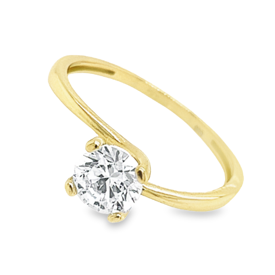 Deze 14-karaats geel gouden ring heeft een schitterende vorm. De scheen is solide gemaakt en loopt uit tot de zetpoten welke samen een schitterende briljant geslepen zirkonia steen klemmen.