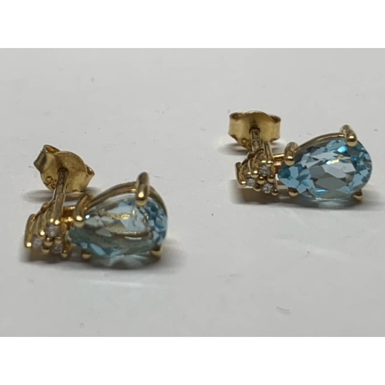 14 Karaat geel gouden oorstekers topaas met diamant 