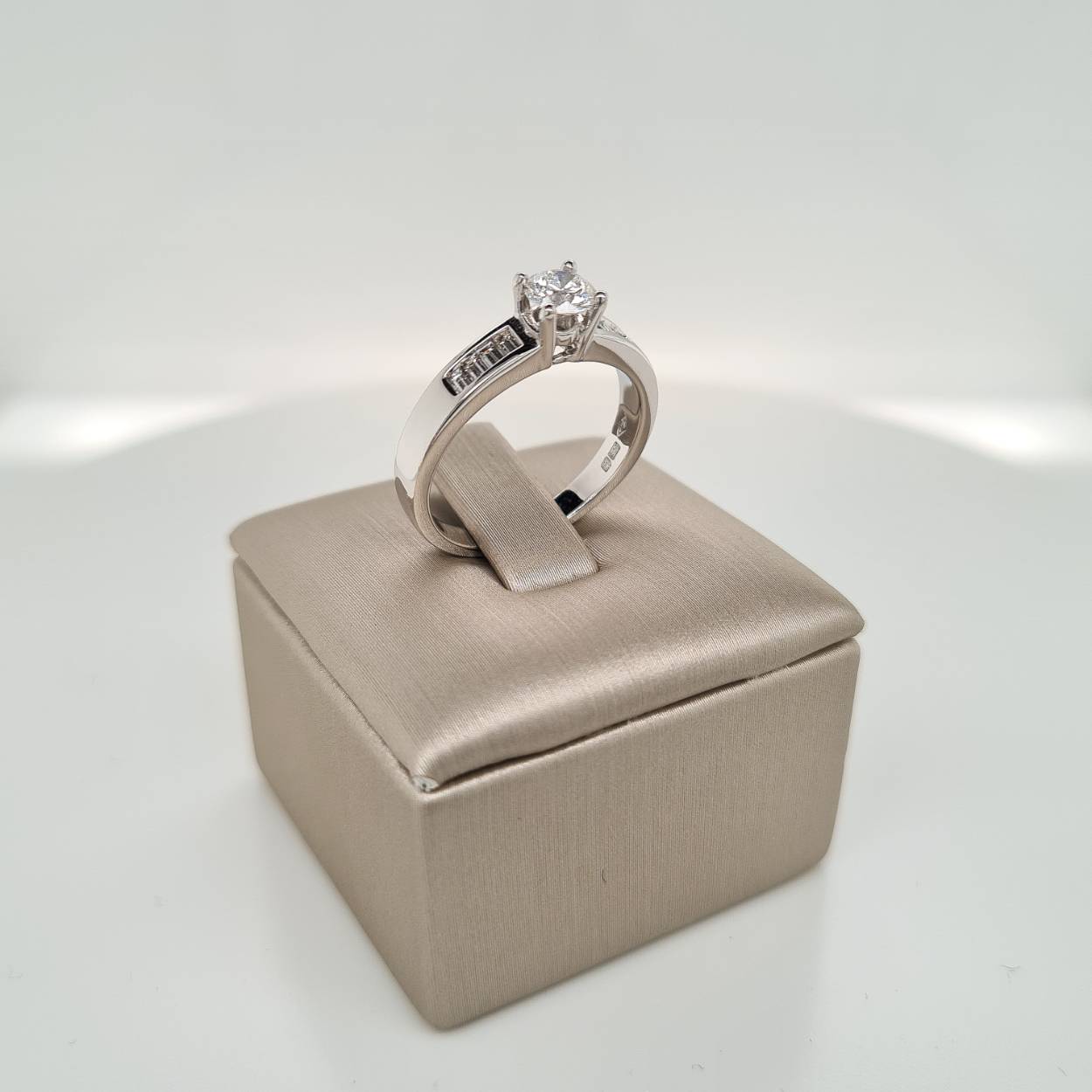 Prachtige 18krt witgouden ring met diamant, 1-0,41crt H Si/0,22crt G VVSI baguette. De maat van de ring is 53 (17). Heeft u een andere maat, neem dan gerust contact met ons op.